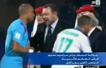 العسكري للملك: "اسْمَحْ لِينَا اَسِيدْنا‎"ورد الملك "ماشي مشكيل"