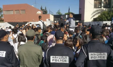 بالفيديو...الأمن يعتقل تلميذا بخنيفرة بسبب احتجاجه على "الساعة الجديدة" والأمور تتجه نحو التصعيد
