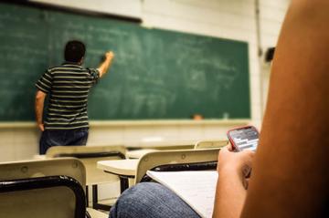 علماء يربطون بين الإدمان على الهواتف و الفشل الدراسي في الجامعة