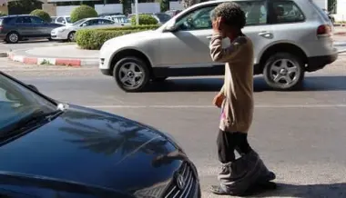 شرع اليد ينهي حياة مختل عقليا كسر زجاج سيارات الجيران