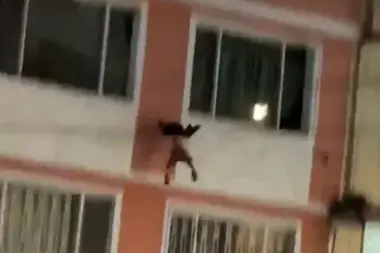 بالفيديو...لحظات حبست الأنفاس.. نجاة طفل من سقوط قاتل
