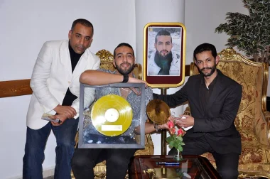 الفنان المغربي خليل بنعلي يتوج بجائزة "الصوت الذهبي " في حفل توقيع ألبومه الجديد