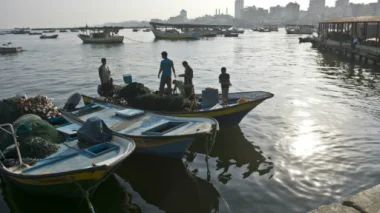 الفلسطينيون يتهمون إسرائيل بخرق الهدنة "باعتقال صيادَين" من غزة