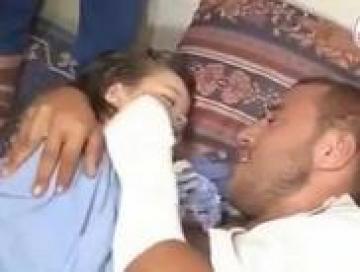 مؤلم .. أب فلسطيني يودع طفلته الشهيدة