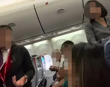 رفض تغيير مقعده لإرضاء زوجين.. فوجد نفسه خارج الطائرة قبل الإقلاع