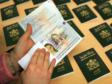 توقيف فتاة بتأشيرة مزوة يقود إلى شبكة متخصصة في التزوير