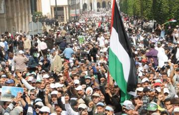 رئيس تونس الأسبق يشيد بالمغاربة: الشعب العربي الوحيد الذي يتظاهر منذ أشهر دعمًا لغزة