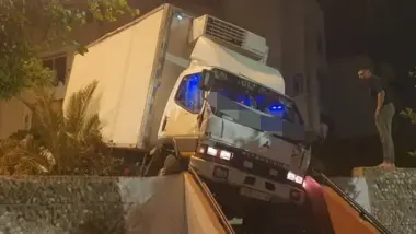 بالصور.. انزلاق شاحنة محملة بالبضائع داخل درج للراجلين يثير الذعر في عين السبع