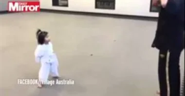 بالفيديو.. طفلة تقلد حركات «الكاراتية» بطريقة مذهلة