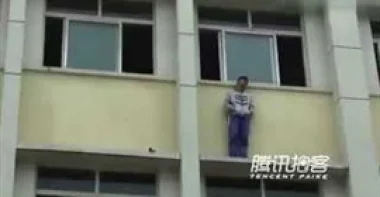 بالفيديو.. طالب يحاول الانتحار لرسوبه في الامتحان