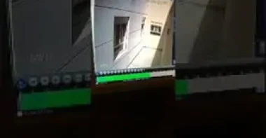 لحظة اقتحام لص فيلا وسرقتها في وضح النهار  (فيديو)