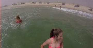 بالفيديو.. شاهد كيف أنقذت عصا سيلفي فتاة من الغرق