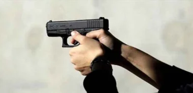 "مشرملين" يحملون أسلحة يهاجمون منزل شرطي والأخير يستخدم مسدسه