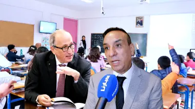 أومريبط ينتقد برنامج "مدارس الريادة" ويؤكد أن تسقيف سن التعليم جريمة في حق الشباب المغربي