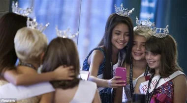 أم تُطعم ابنتها بيوض دودة شريطية لتشارك في مسابقة للجمال