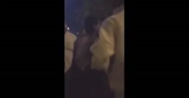 بالفيديو.. شباب يلقنون متحرشا «علقة ساخنة» في السعودية
