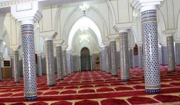فيسبوكيون: من له المصلحة في استمرار "إغلاق" بيوت الله في وقت سمح للأسواق والمقاهي والحمامات والشواطئ باستئناف أنشطتها؟