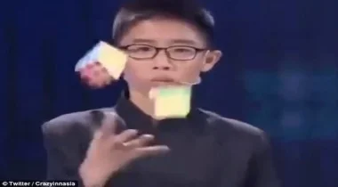 بالفيديو: يحل 3 مكعبات روبيك وهو يلعب بها خلال 5 دقائق