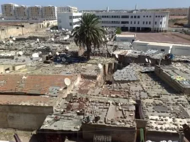 استفادة عدد من قياديي "البام" وأقاربهم من بقع قاطني دور الصفيح بالقنيطرة