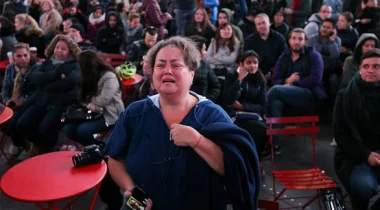 صحيفة بريطانية تسخر من الفنانين مؤيدي كلينتون: احجزوا تذاكركم لكندا