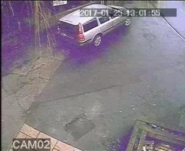 بالفيديو: لحظة فشل لص في سرقة سيارة بداخلها طفل رضيع