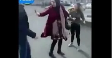 بالفيديو.. معركة شرسة بين فتاة وشاب تحرش بها أمام صديقها
