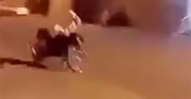 بالفيديو.. نهاية مأساوية لشاب حاول الاستعراض بدراجته النارية
