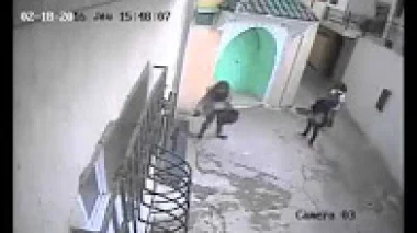 ‏طنجة‬...فيديو يفضح فتاتين وسيدة تقمن بأعمال سحر وشعوذة امام منزل ‏بمرشان‬