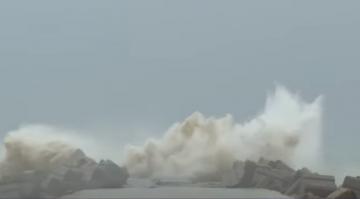 أمواج عاتية يتراوح علوها ما بين 4 و6 أمتار على السواحل الأطلسية المغربية