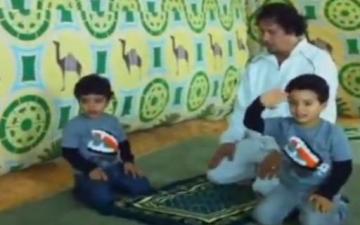 معمر القذافي يضحك في الصلاة 