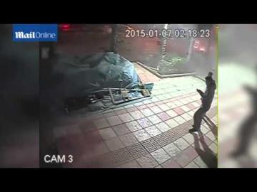 بالفيديو.. ينجو من موت محقق بعدما أطاحت به سيارة!