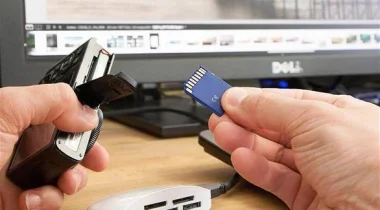 القارئ الخارجي لبطاقة الذاكرة ينقل البيانات بشكل أسرع