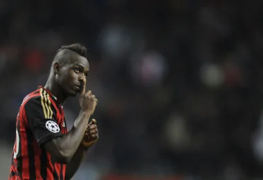 ماريو بالوتيلي يضرب مصور صحفي (فيديو)