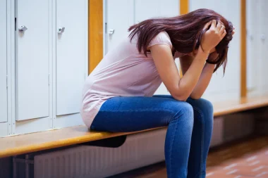 أستاذ متزوج يقع في المحظور ويضبط متلبسا يمارس الفساد مع تلميذة قاصر