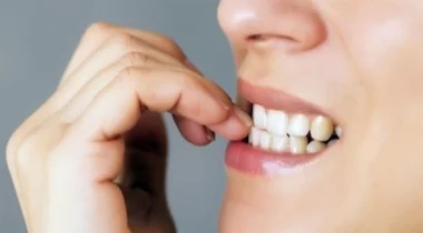هذا ما يحدث عند قضم الأظافر