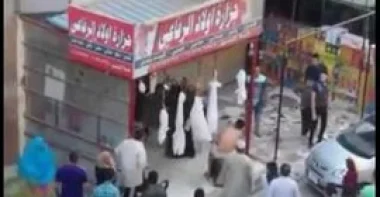 بالفيديو.. جزار يضرب شابا بالساطور