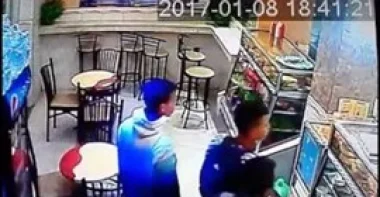 بالفيديو.. لحظة سرقة ثلاثة شباب مطعمًا في المغرب بطريقة ماكرة