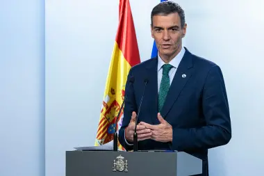 سانشيز يعلن التعبئة لاحتواء أزمة الهجرة بسبتة ويؤكد التنسيق مع المغرب