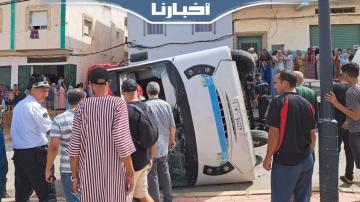 مصرع سيدة وإصابة مجموعة من المواطنين بشكل خطير بعد انقلاب حافلة للنقل الحضري بتطوان