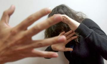 مسؤول وزاري يضرب زوجته بواسطة  مكواة