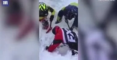 لقطات مؤثرة لإنقاذ رجل دفن بالثلج إثر انهيار جليدي (فيديو)