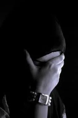 كويتية تنشر صور ابنة زوجها على الإنترنت عقابا لها