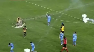 بالفيديو...إصابة لاعب كرة بألعاب نارية أثناء الاحتفال بهدف الفوز⁣