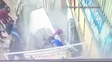 شاهد: كاميرات المراقبة ترصد لحظة إبتلاع الأرض لسيدتين في تركيا…