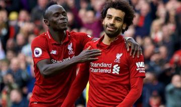 أسطورة الكرة الإنجليزية يتوقع رحيل "محمد صلاح" و"ماني" عن "ليفربول"