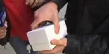 أول هاتف "أيفون 6" يسقط على الأرض!!