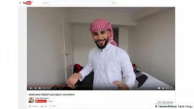 تحدث مع والدته بالعربية فطرد من الطائرة