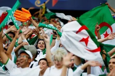 دخلوا التاريخ.. الجزائريون أول شعب في العالم يفرح بعد تسجيل هدف في مرمى منتخبهم!