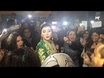 والد حنان لخضر يضرب أحد المعجبين بابنته