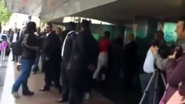 جزائري يفضح الذين يتم إحضارهم للتصفيق بفرنسا